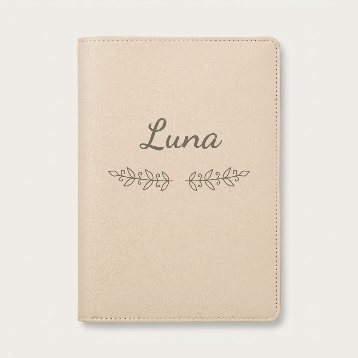Protège carnet de santé personnalisé Luna — Crème vanille — prénom « Luna » gravé, ornement Volutes