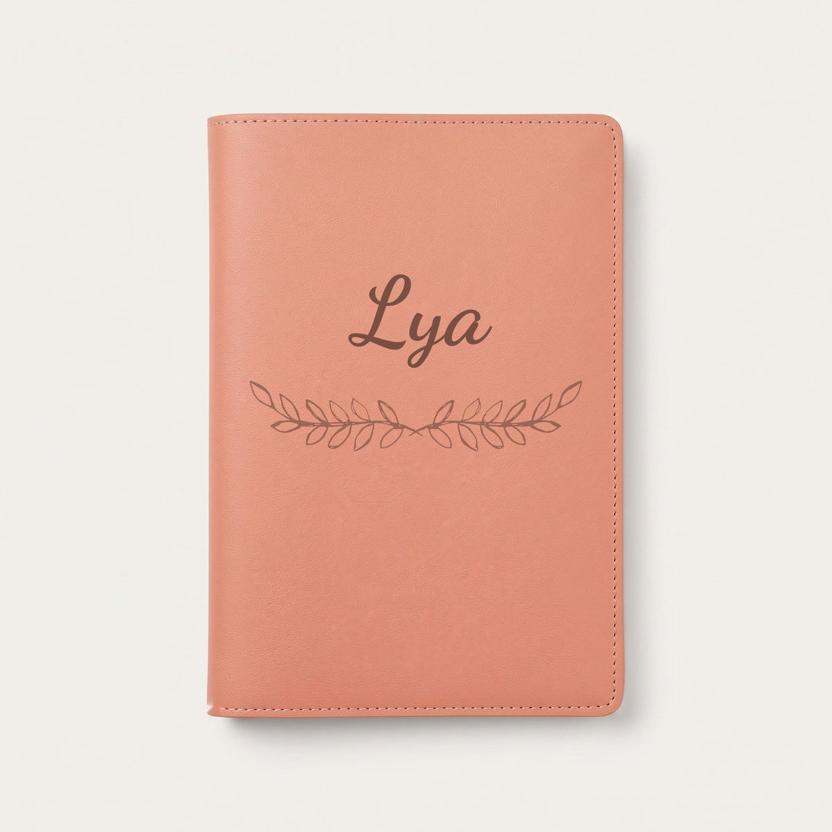 Protège carnet de santé personnalisé Lya — Terracotta — prénom « Lya » gravé, ornement Feuillage