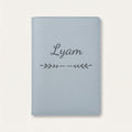 Protège carnet de santé personnalisé Lyam — Bleu nuage — prénom « Lyam » gravé, ornement Flèche