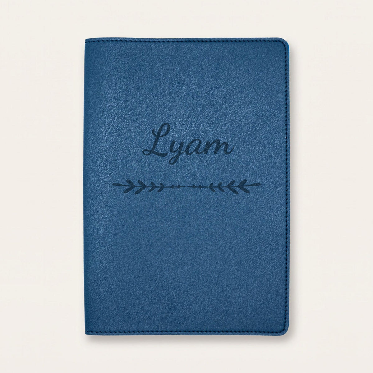 Protège carnet de santé personnalisé Lyam — Bleu nuit — prénom « Lyam » gravé, ornement Flèche