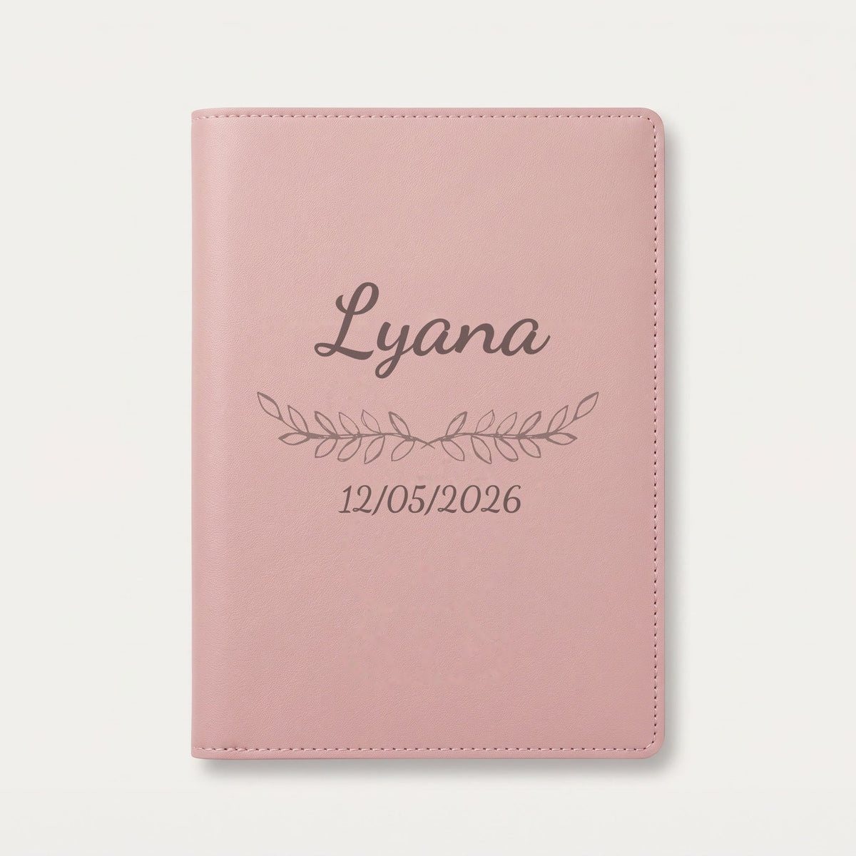 Protège carnet de santé personnalisé Lyana — Rose dragée — prénom « Lyana », ornement Feuillage et date de naissance « 12/05/2026 » gravés