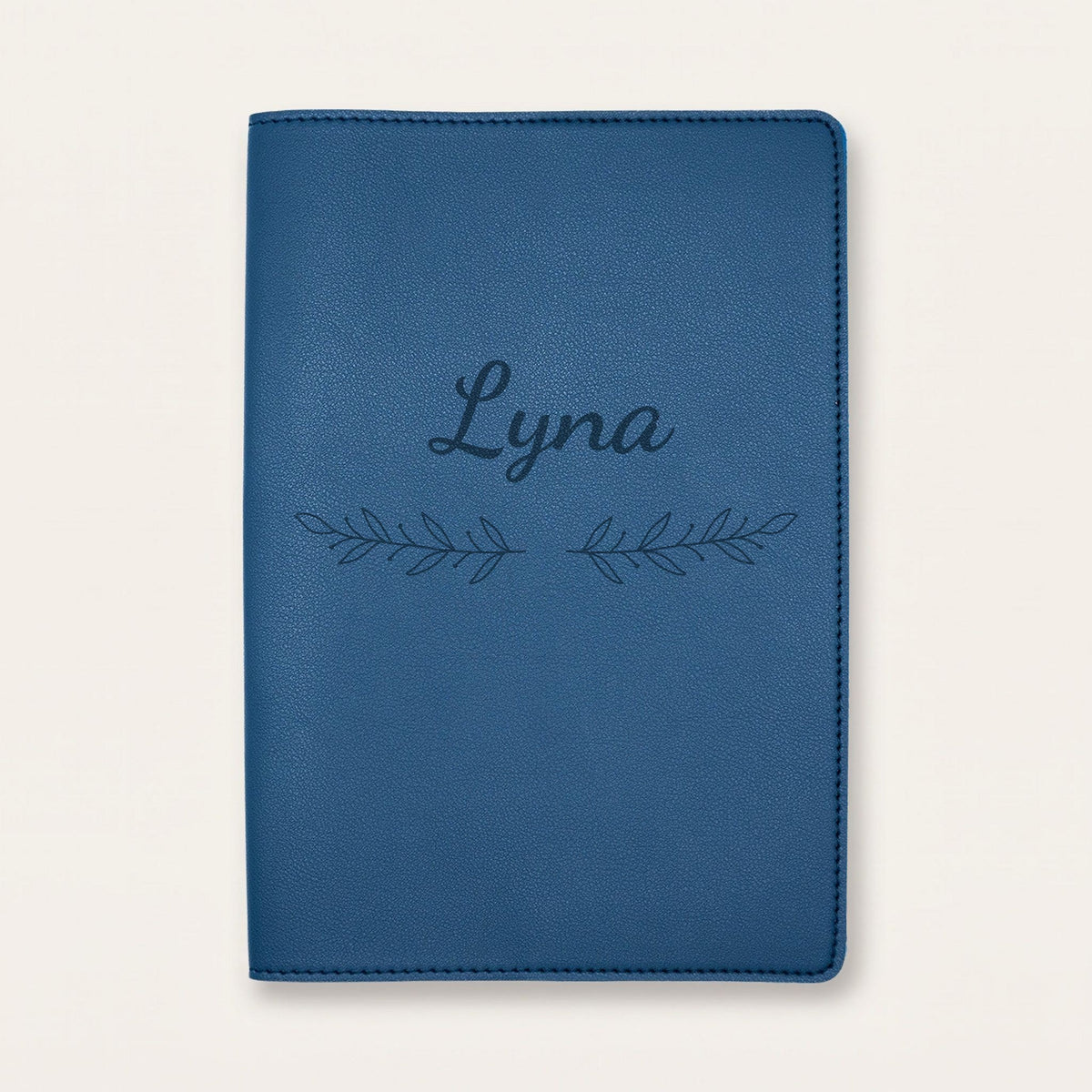 Protège carnet de santé personnalisé Lyna — Bleu nuit — prénom « Lyna » gravé, ornement Rameaux