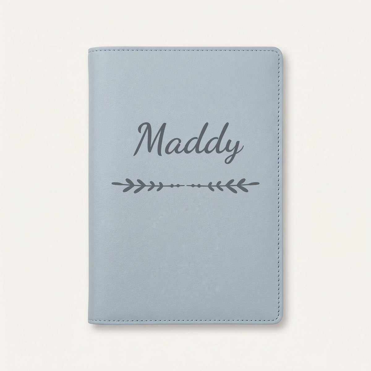Protège carnet de santé personnalisé Maddy — Bleu nuage — prénom « Maddy » gravé, ornement Flèche