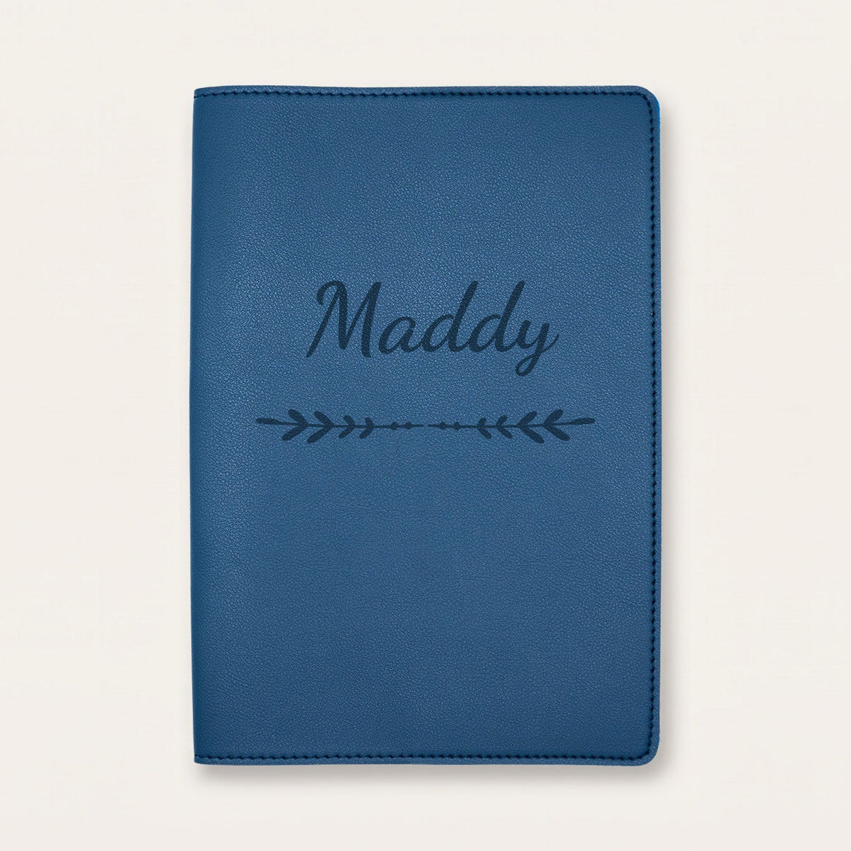 Protège carnet de santé personnalisé Maddy — Bleu nuit — prénom « Maddy » gravé, ornement Flèche