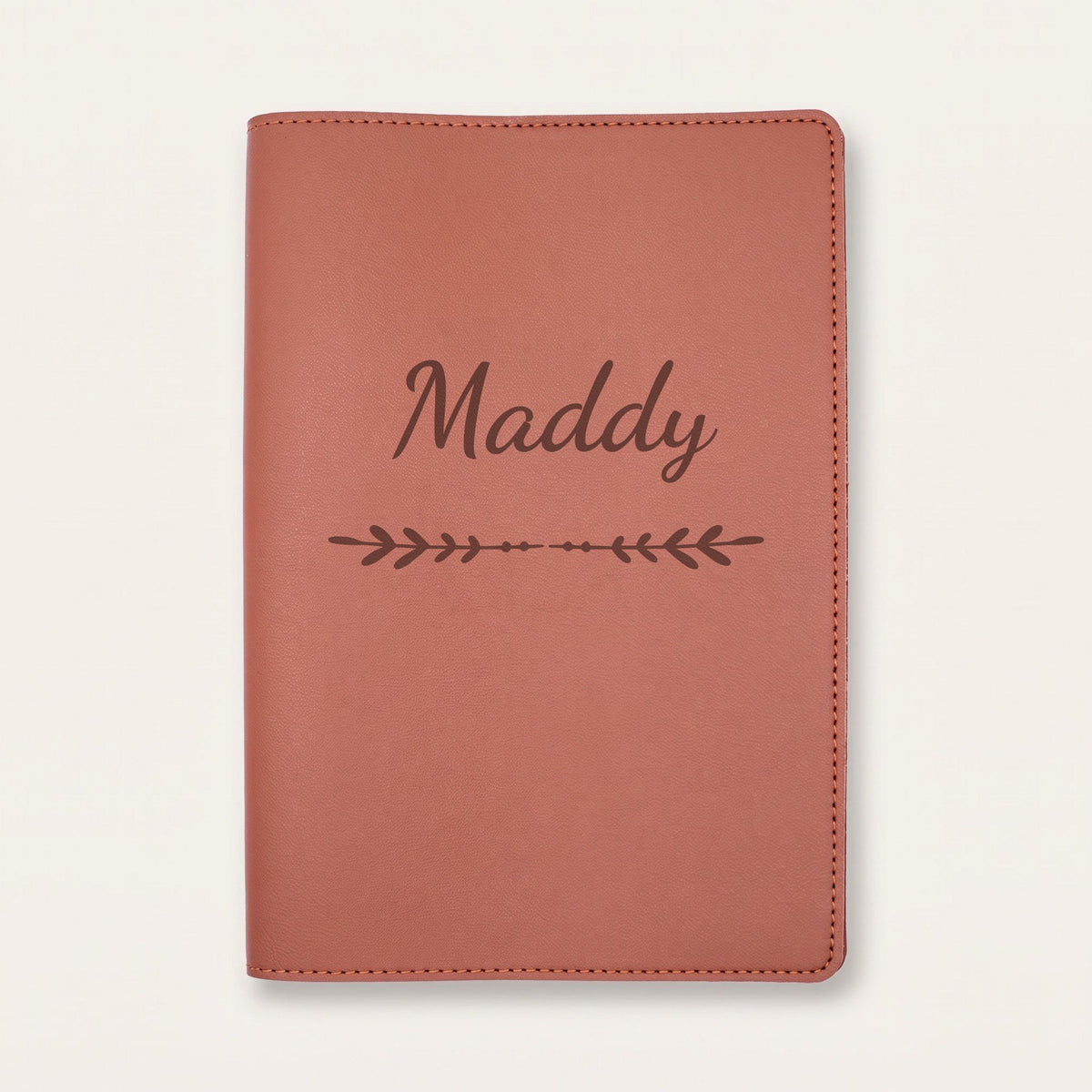 Protège carnet de santé personnalisé Maddy — Chocolat — prénom « Maddy » gravé, ornement Flèche