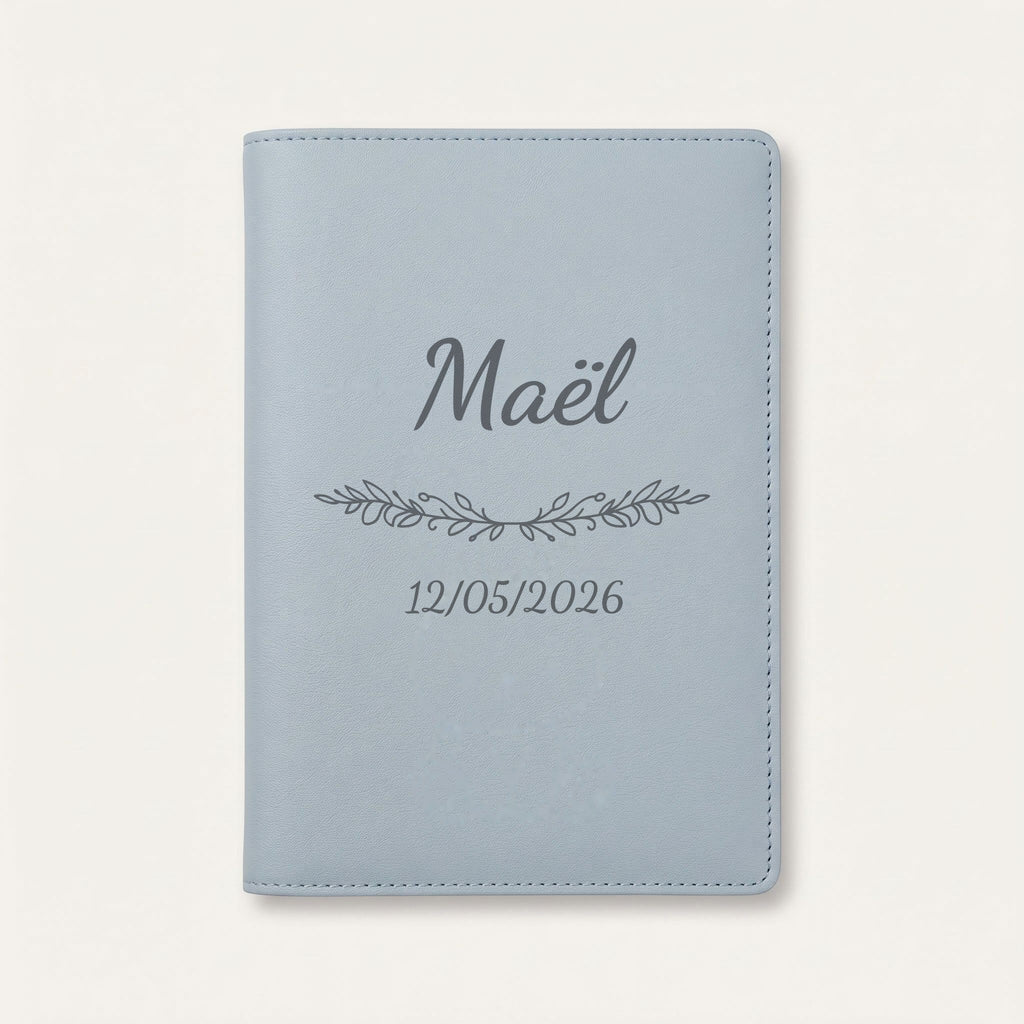Protège carnet de santé personnalisé Maël — Bleu nuage — prénom « Maël », ornement Guirlande et date de naissance « 12/05/2026 » gravés