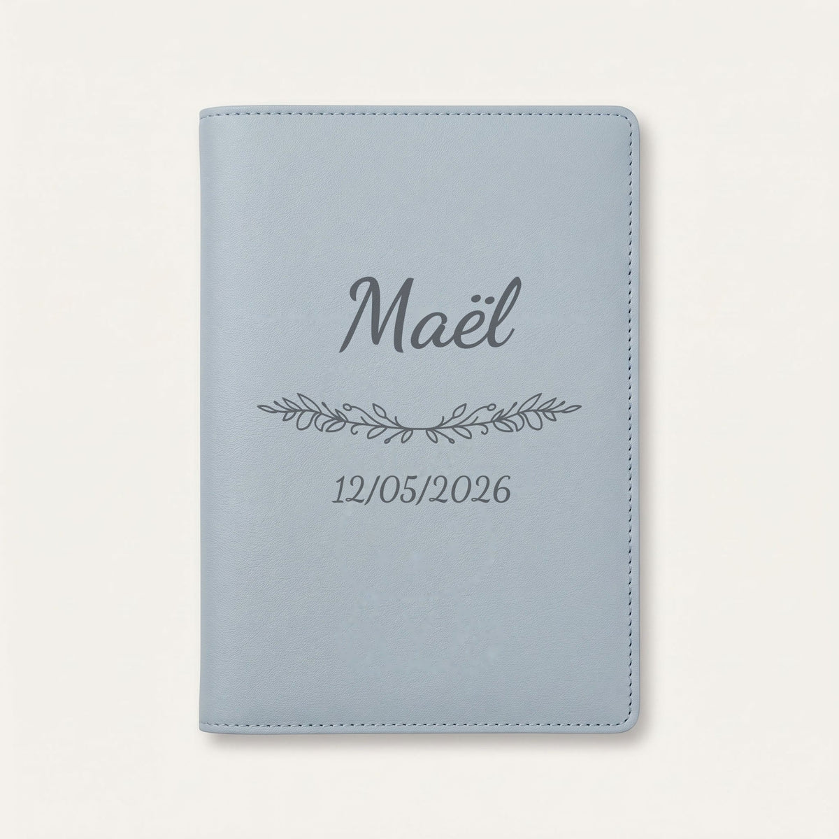 Protège carnet de santé personnalisé Maël — Bleu nuage — prénom « Maël », ornement Guirlande et date de naissance « 12/05/2026 » gravés