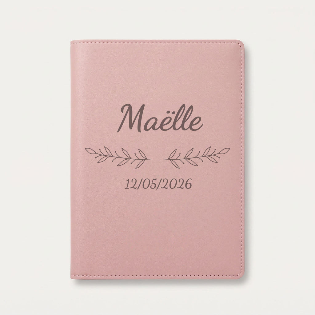 Protège carnet de santé personnalisé Maëlle — Rose dragée — prénom « Maëlle », ornement Rameaux et date de naissance « 12/05/2026 » gravés