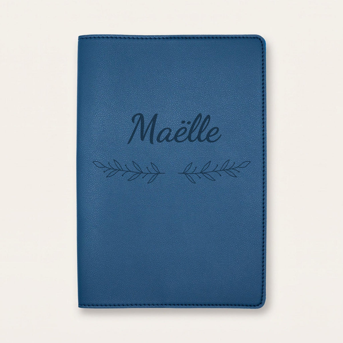 Protège carnet de santé personnalisé Maëlle — Bleu nuit — prénom « Maëlle » gravé, ornement Rameaux