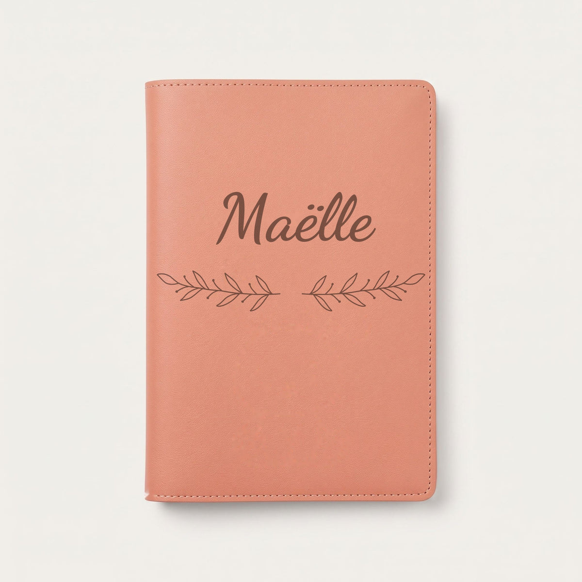 Protège carnet de santé personnalisé Maëlle — Terracotta — prénom « Maëlle » gravé, ornement Rameaux