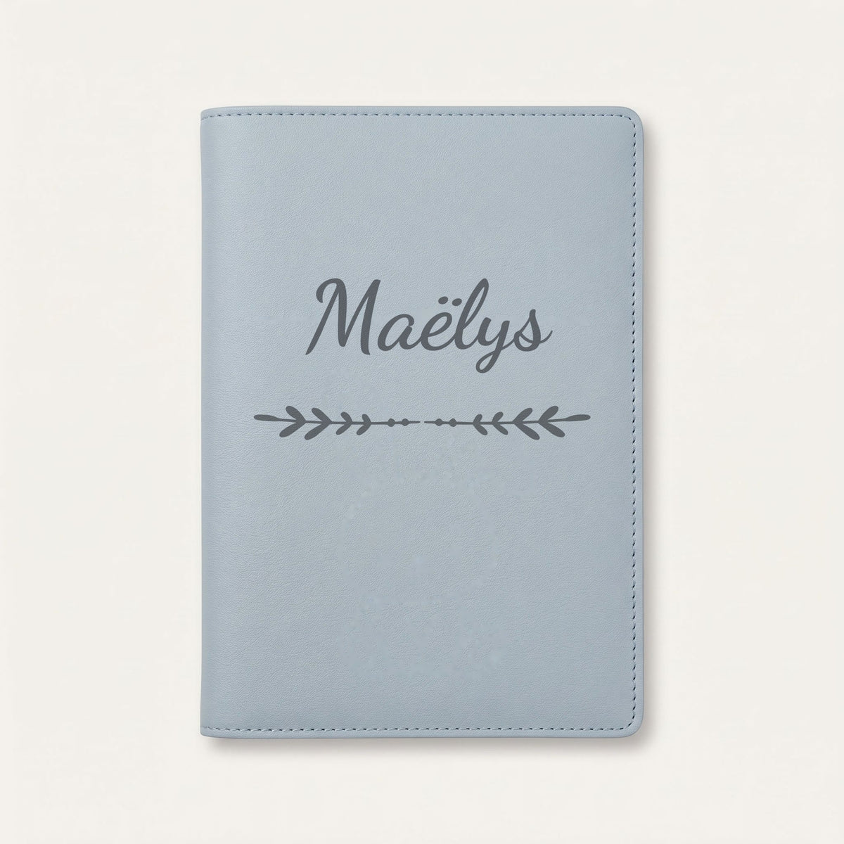 Protège carnet de santé personnalisé Maëlys — Bleu nuage — prénom « Maëlys » gravé, ornement Flèche