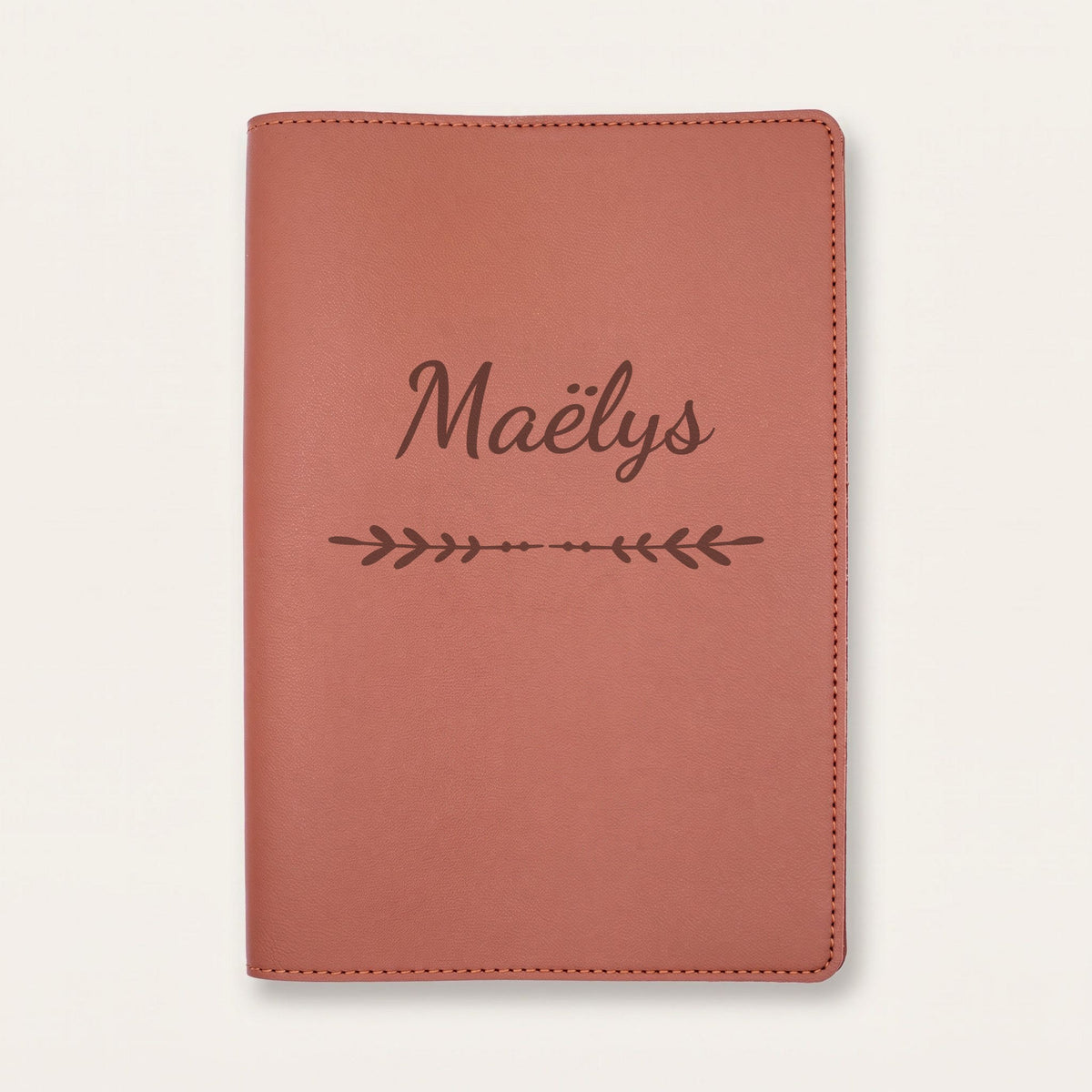 Protège carnet de santé personnalisé Maëlys — Chocolat — prénom « Maëlys » gravé, ornement Flèche
