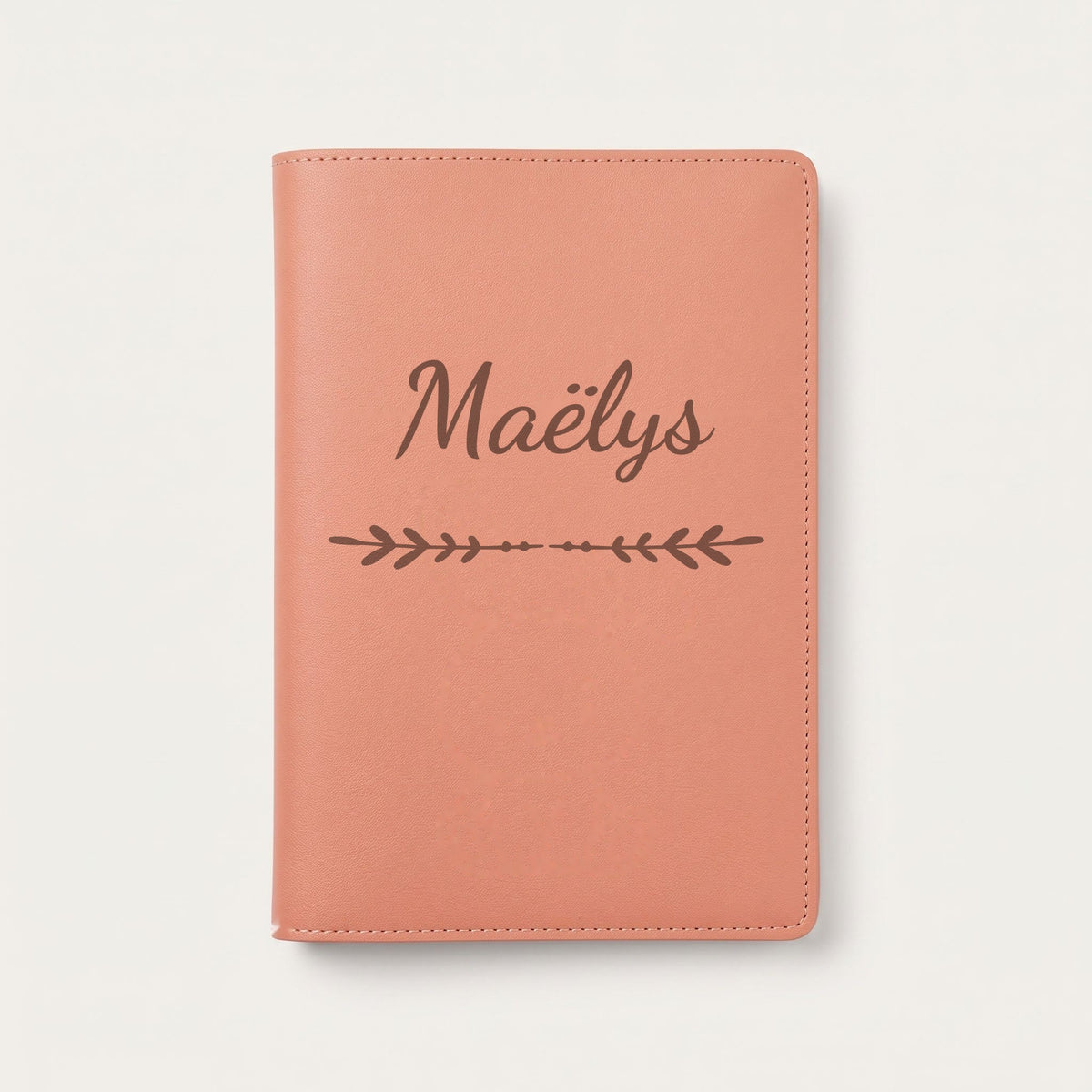 Protège carnet de santé personnalisé Maëlys — Terracotta — prénom « Maëlys » gravé, ornement Flèche
