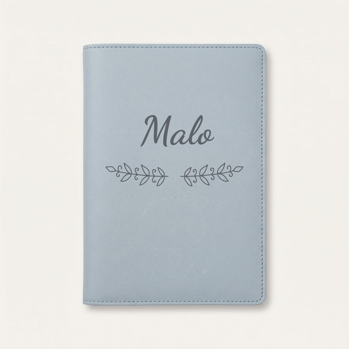 Protège carnet de santé personnalisé Malo — Bleu nuage — prénom « Malo » gravé, ornement Volutes