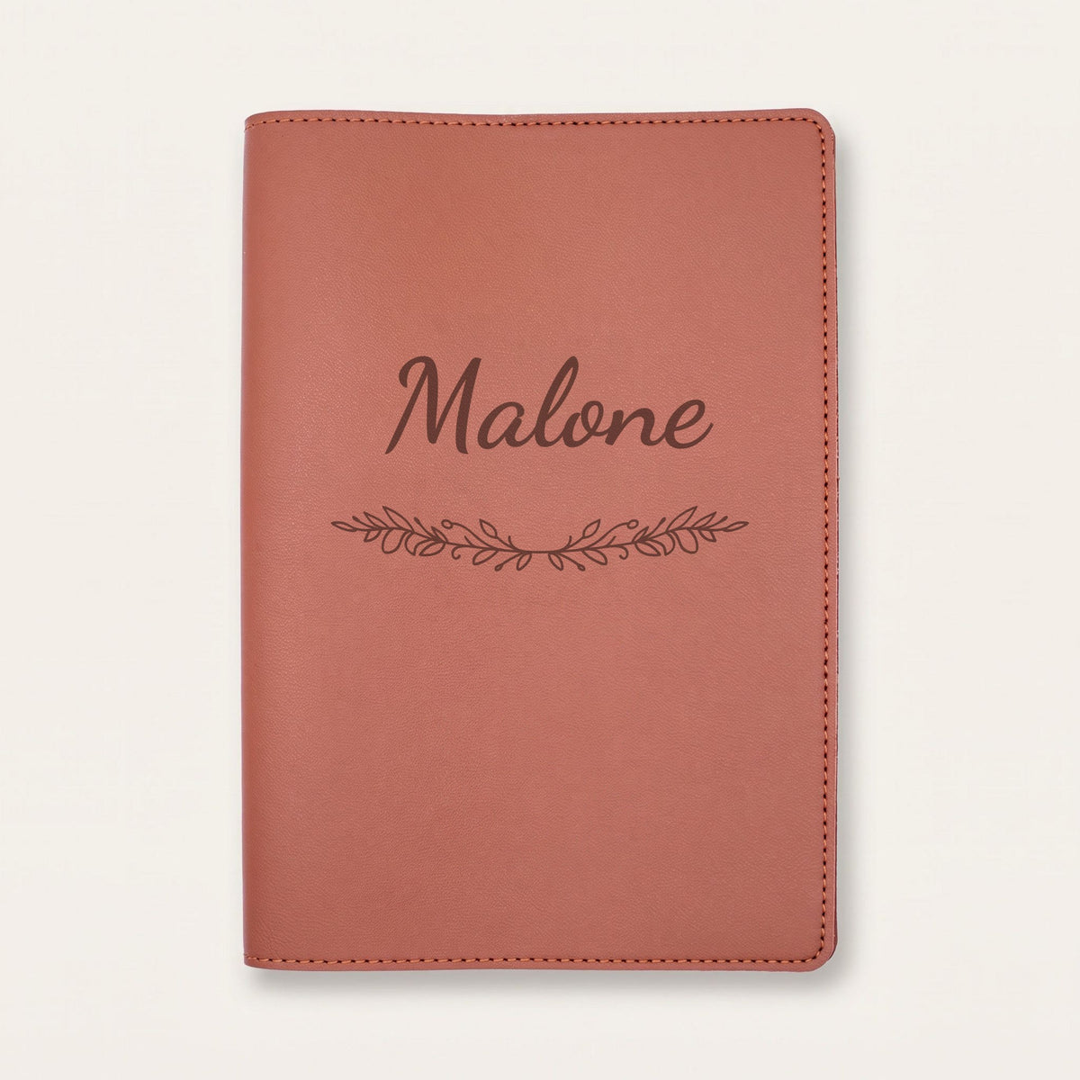 Protège carnet de santé personnalisé Malone — Chocolat — prénom « Malone » gravé, ornement Guirlande