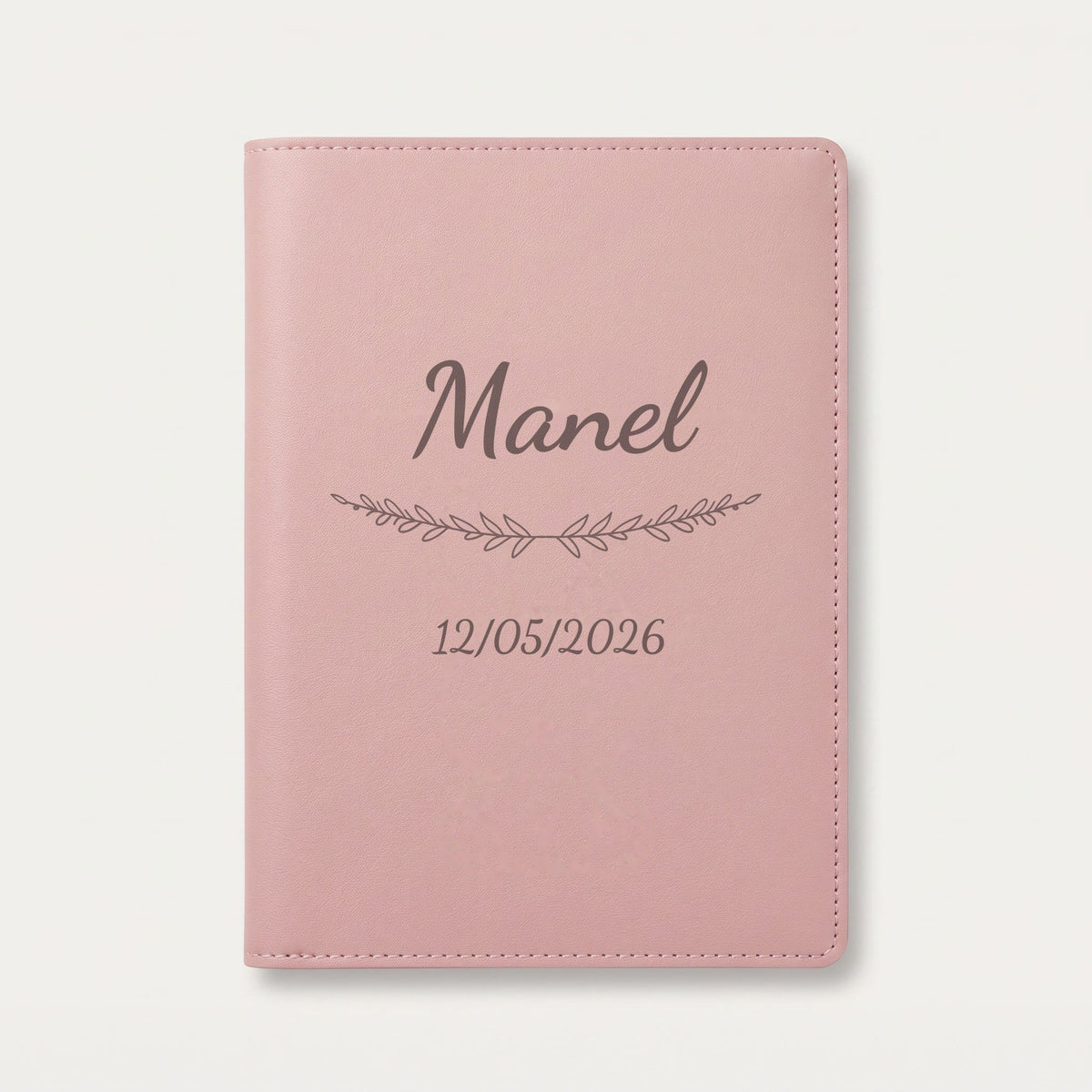 Protège carnet de santé personnalisé Manel — Rose dragée — prénom « Manel », ornement Brindilles et date de naissance « 12/05/2026 » gravés