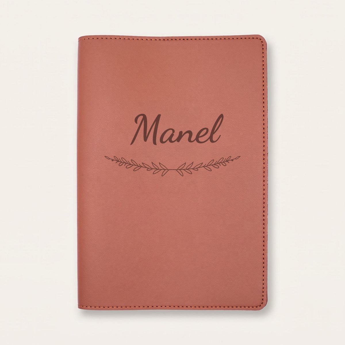 Protège carnet de santé personnalisé Manel — Chocolat — prénom « Manel » gravé, ornement Brindilles