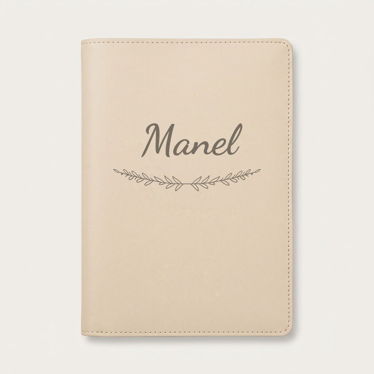 Protège carnet de santé personnalisé Manel — Crème vanille — prénom « Manel » gravé, ornement Brindilles