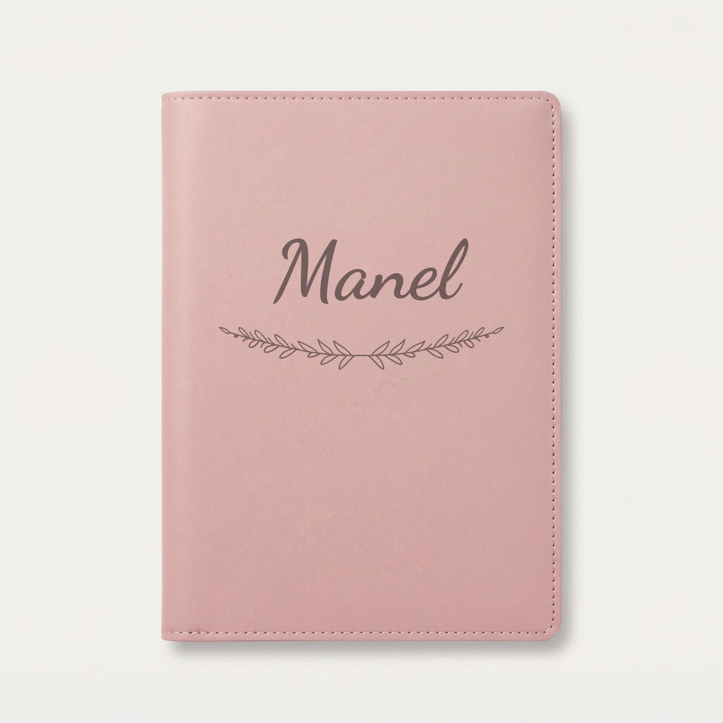 Protège carnet de santé personnalisé Manel — Rose dragée — prénom « Manel » gravé, ornement Brindilles