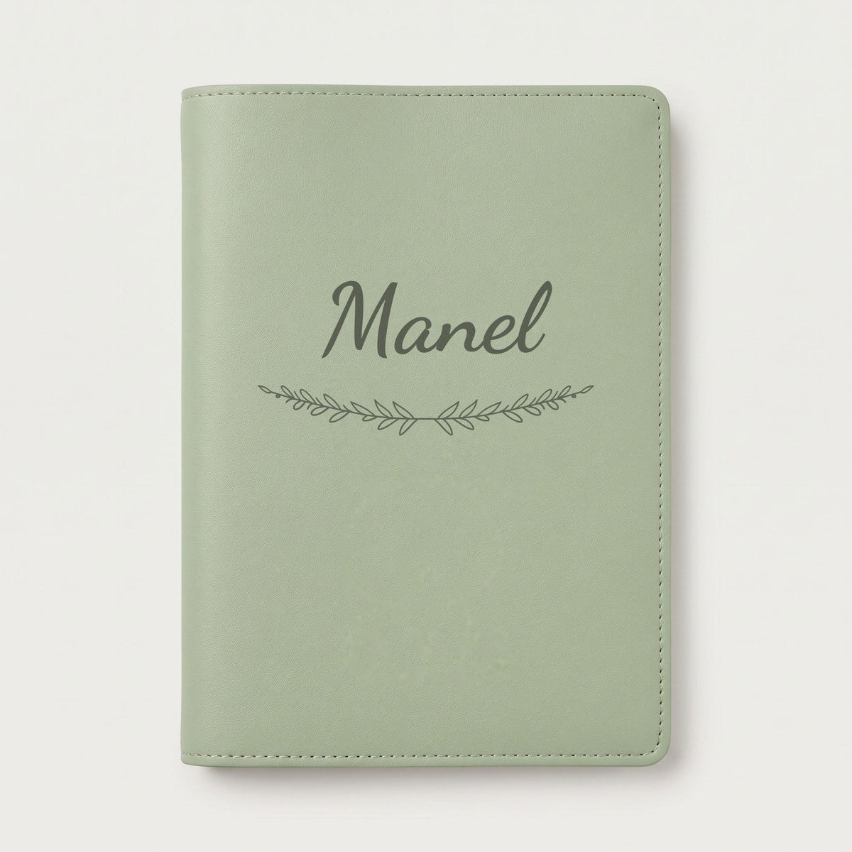 Protège carnet de santé personnalisé Manel — Vert sauge — prénom « Manel » gravé, ornement Brindilles