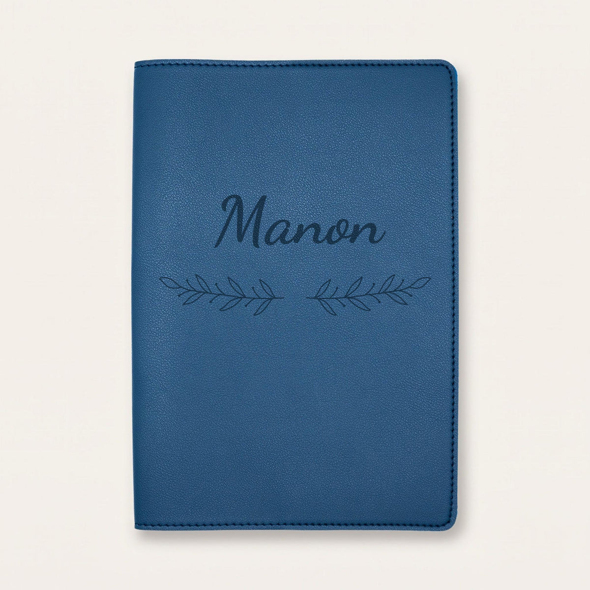 Protège carnet de santé personnalisé Manon — Bleu nuit — prénom « Manon » gravé, ornement Rameaux