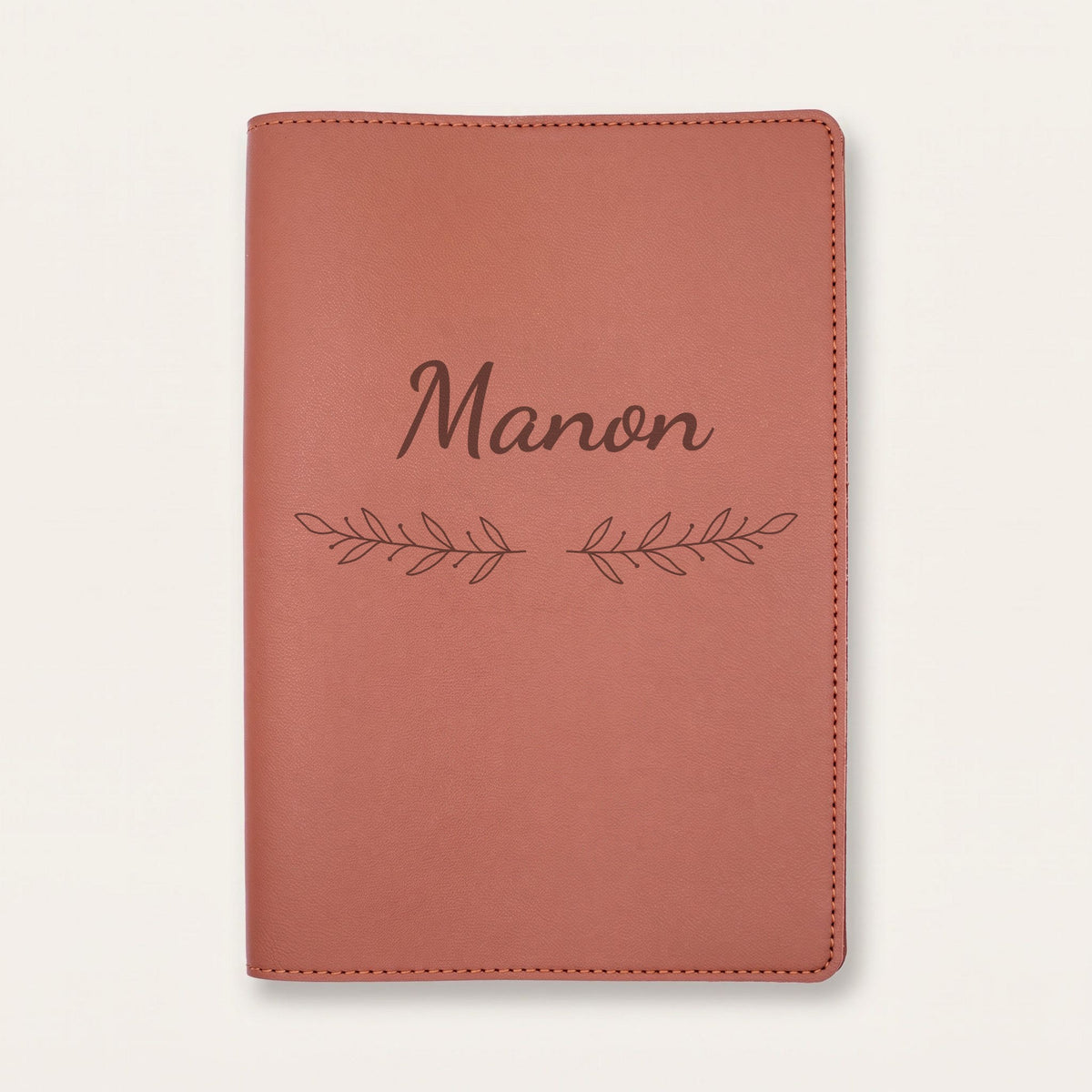 Protège carnet de santé personnalisé Manon — Chocolat — prénom « Manon » gravé, ornement Rameaux