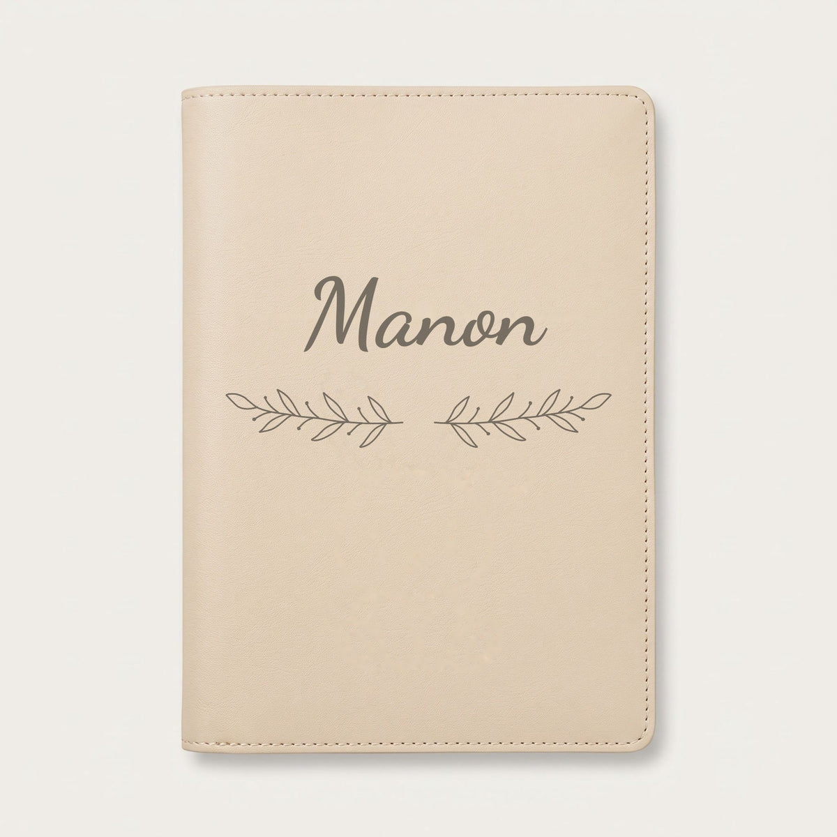 Protège carnet de santé personnalisé Manon — Crème vanille — prénom « Manon » gravé, ornement Rameaux