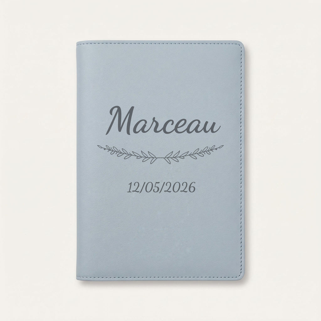 Protège carnet de santé personnalisé Marceau — Bleu nuage — prénom « Marceau », ornement Brindilles et date de naissance « 12/05/2026 » gravés