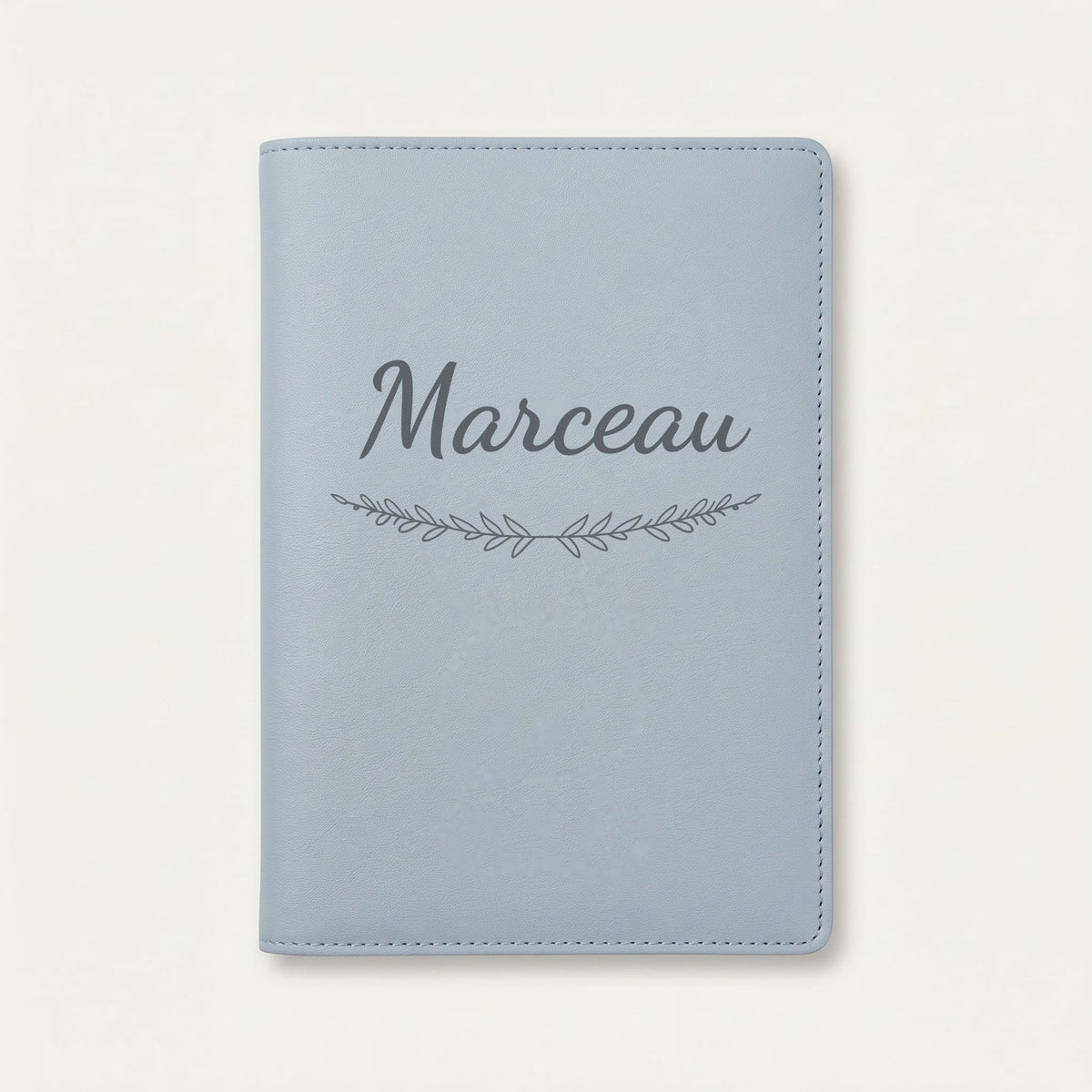 Protège carnet de santé personnalisé Marceau — Bleu nuage — prénom « Marceau » gravé, ornement Brindilles