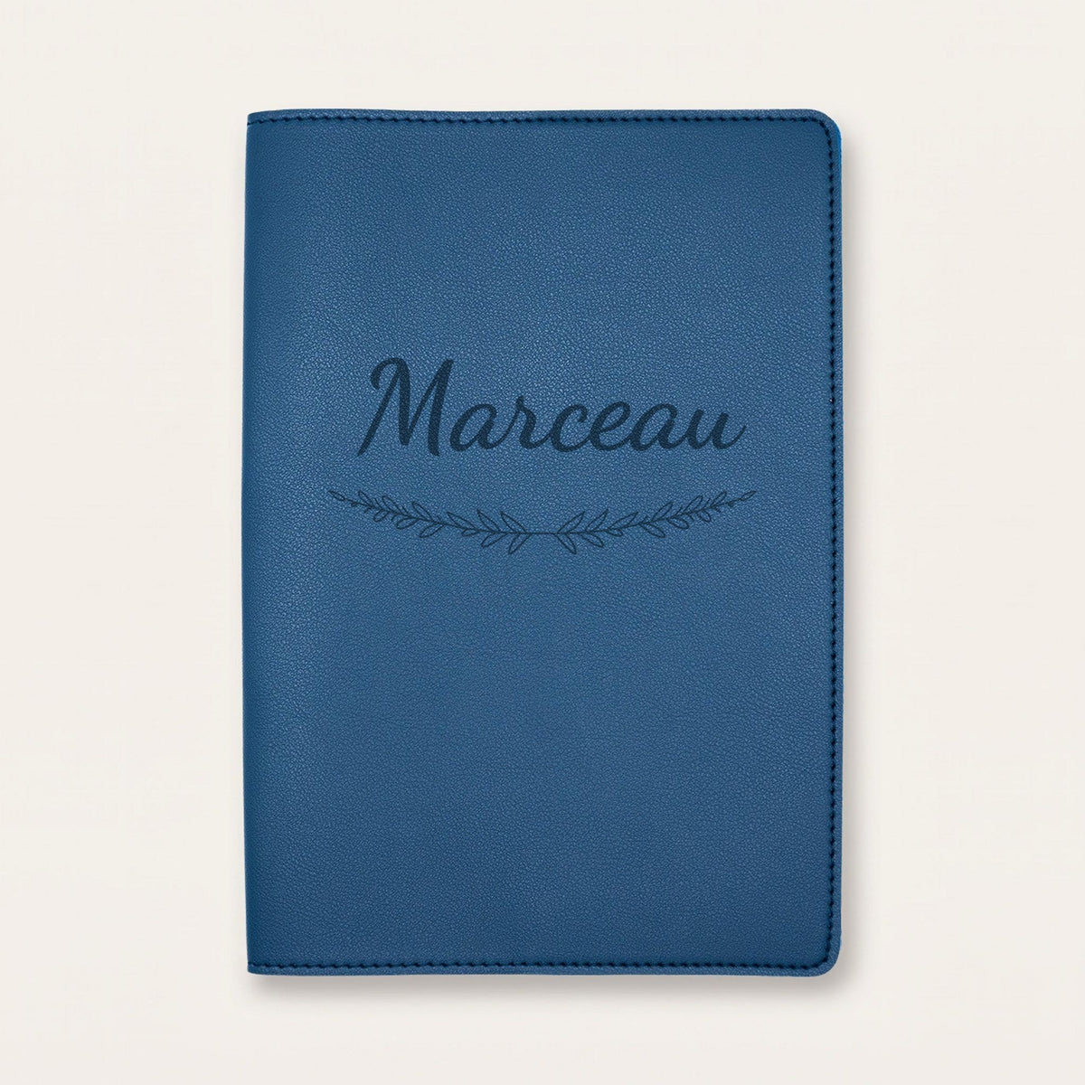 Protège carnet de santé personnalisé Marceau — Bleu nuit — prénom « Marceau » gravé, ornement Brindilles