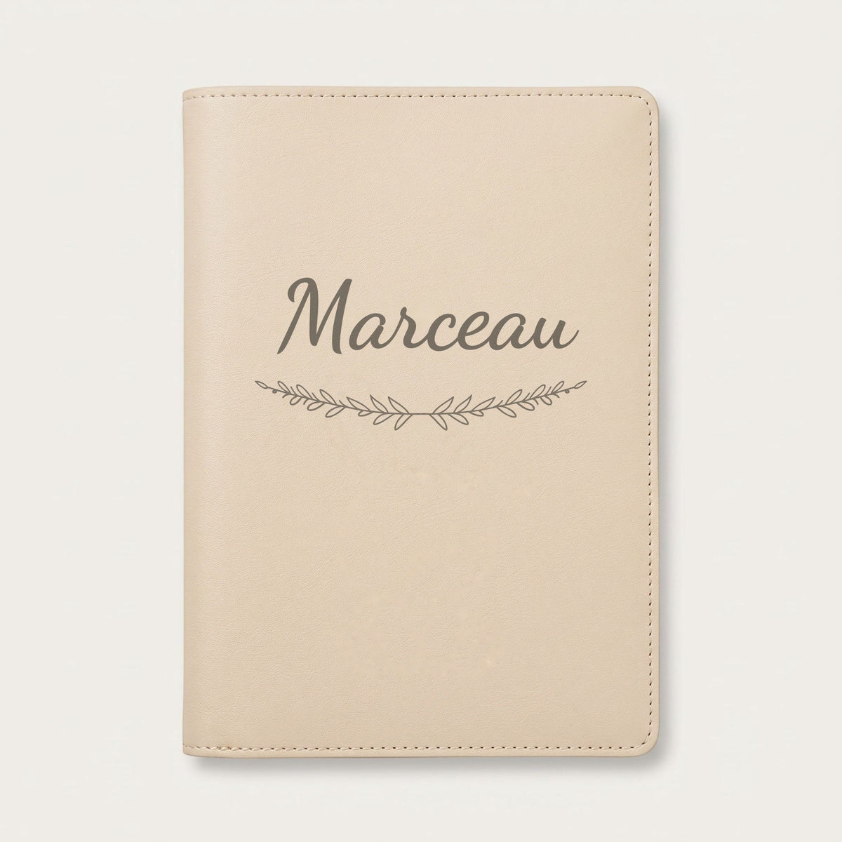 Protège carnet de santé personnalisé Marceau — Crème vanille — prénom « Marceau » gravé, ornement Brindilles