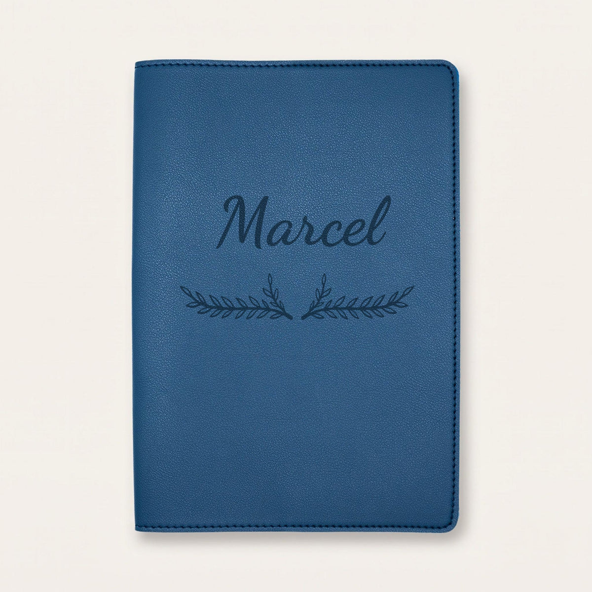 Protège carnet de santé personnalisé Marcel — Bleu nuit — prénom « Marcel » gravé, ornement Bouquet