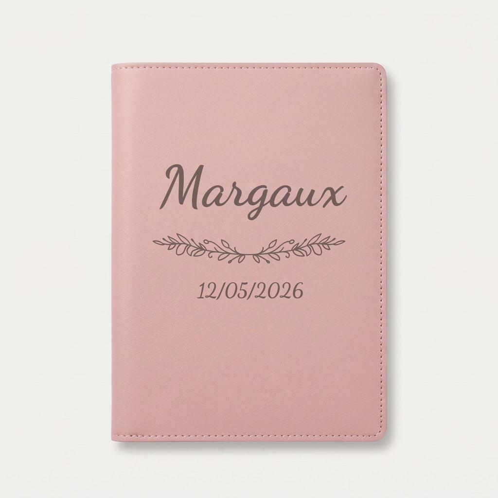 Protège carnet de santé personnalisé Margaux — Rose dragée — prénom « Margaux », ornement Guirlande et date de naissance « 12/05/2026 » gravés