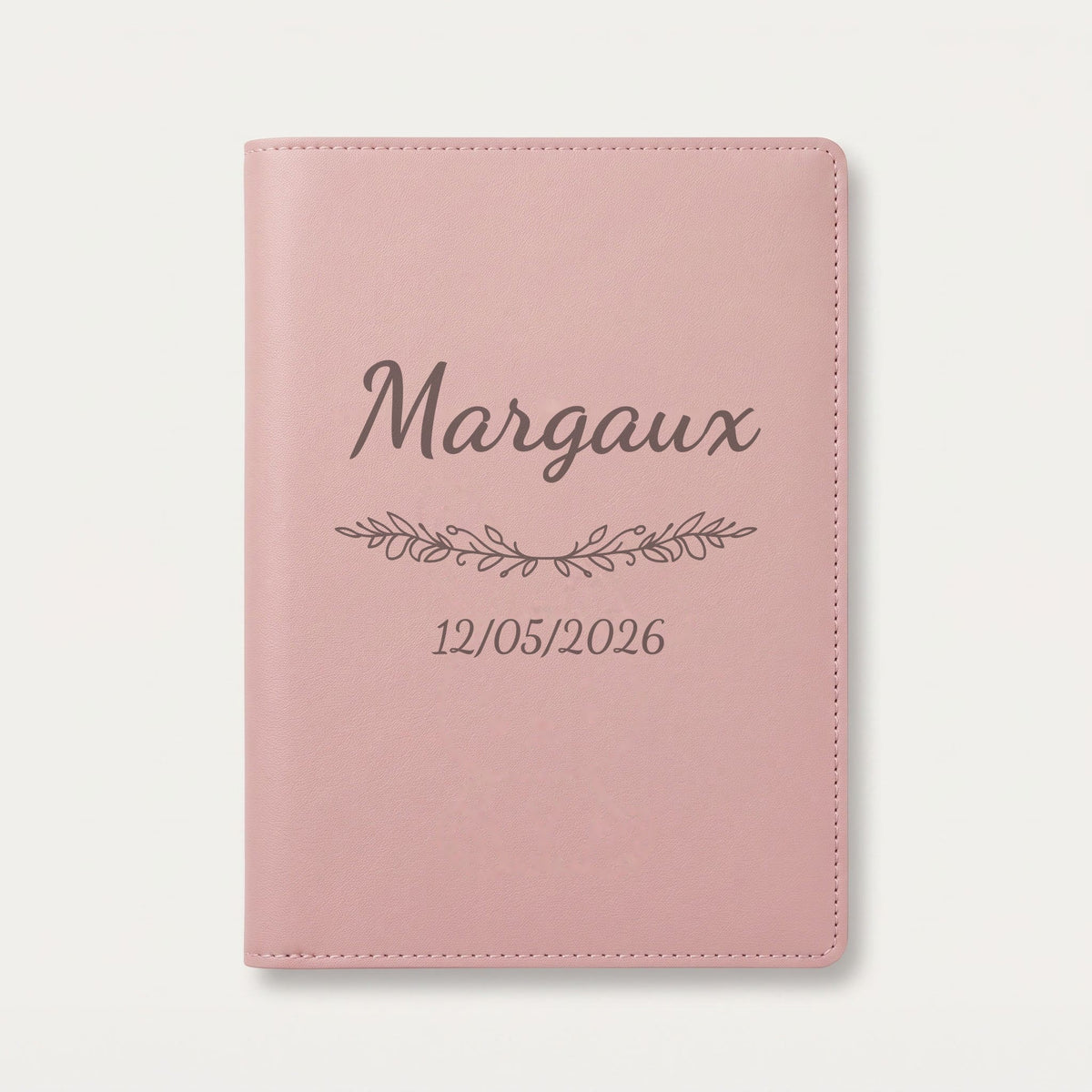 Protège carnet de santé personnalisé Margaux — Rose dragée — prénom « Margaux », ornement Guirlande et date de naissance « 12/05/2026 » gravés