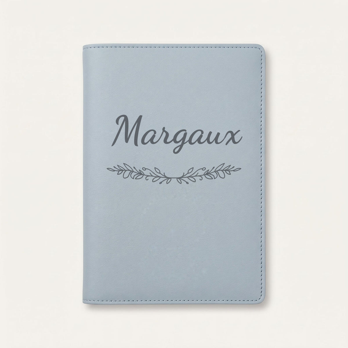 Protège carnet de santé personnalisé Margaux — Bleu nuage — prénom « Margaux » gravé, ornement Guirlande
