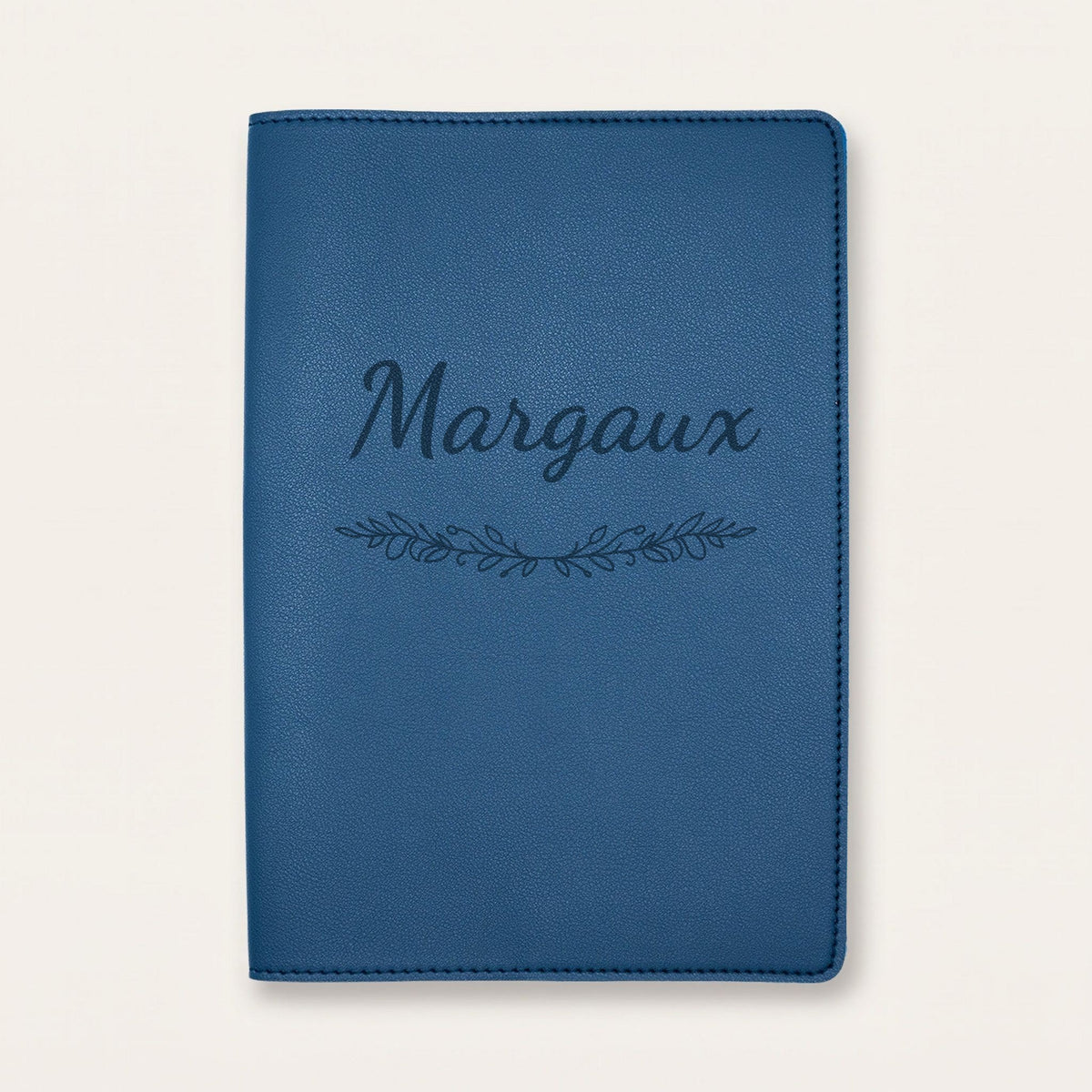 Protège carnet de santé personnalisé Margaux — Bleu nuit — prénom « Margaux » gravé, ornement Guirlande
