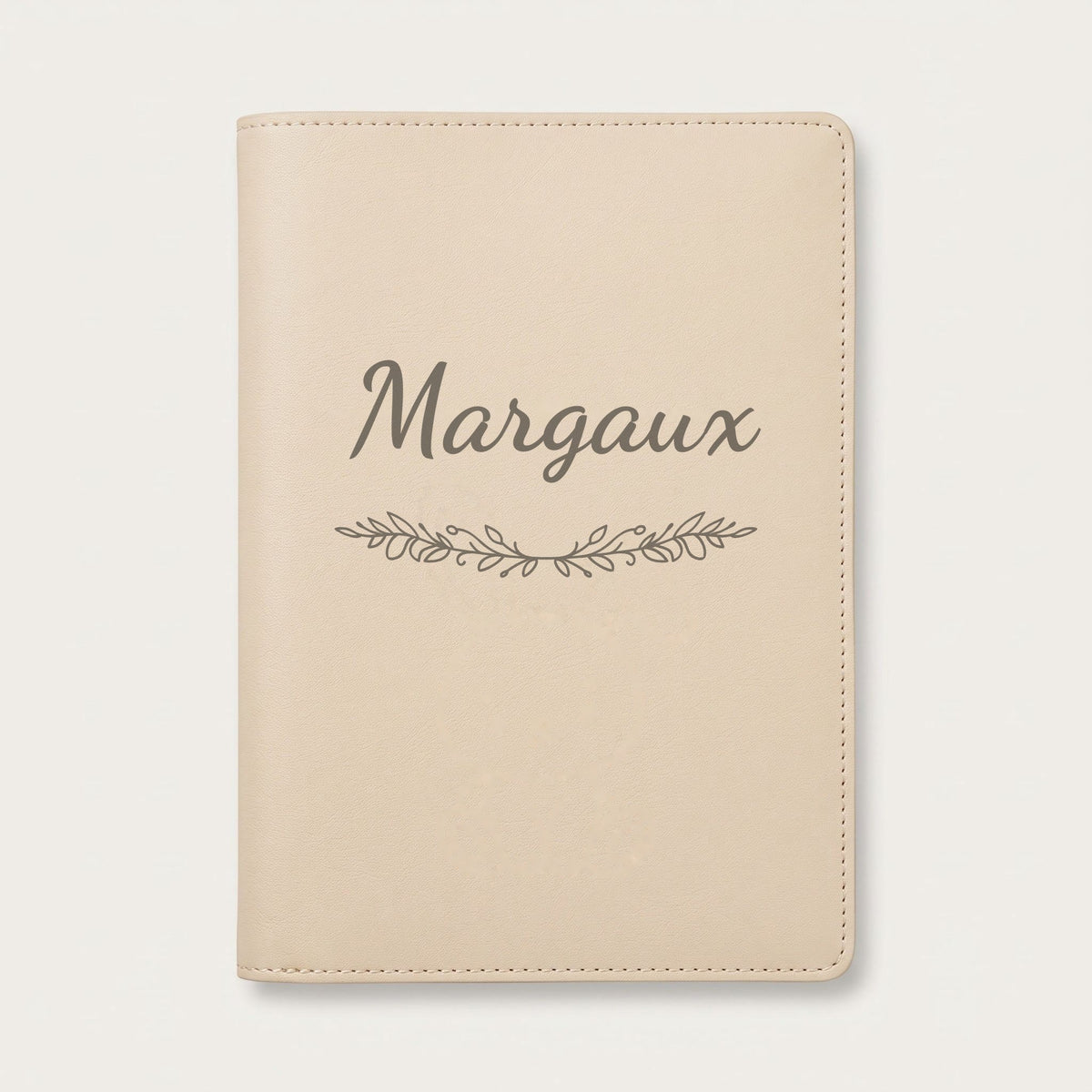 Protège carnet de santé personnalisé Margaux — Crème vanille — prénom « Margaux » gravé, ornement Guirlande