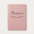Protège carnet de santé personnalisé Margaux — Rose dragée — prénom « Margaux » gravé, ornement Guirlande