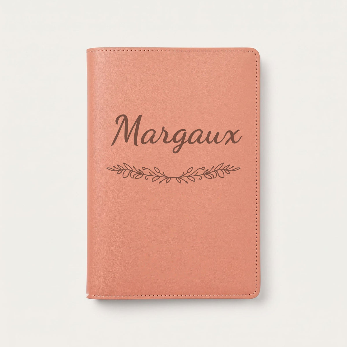 Protège carnet de santé personnalisé Margaux — Terracotta — prénom « Margaux » gravé, ornement Guirlande