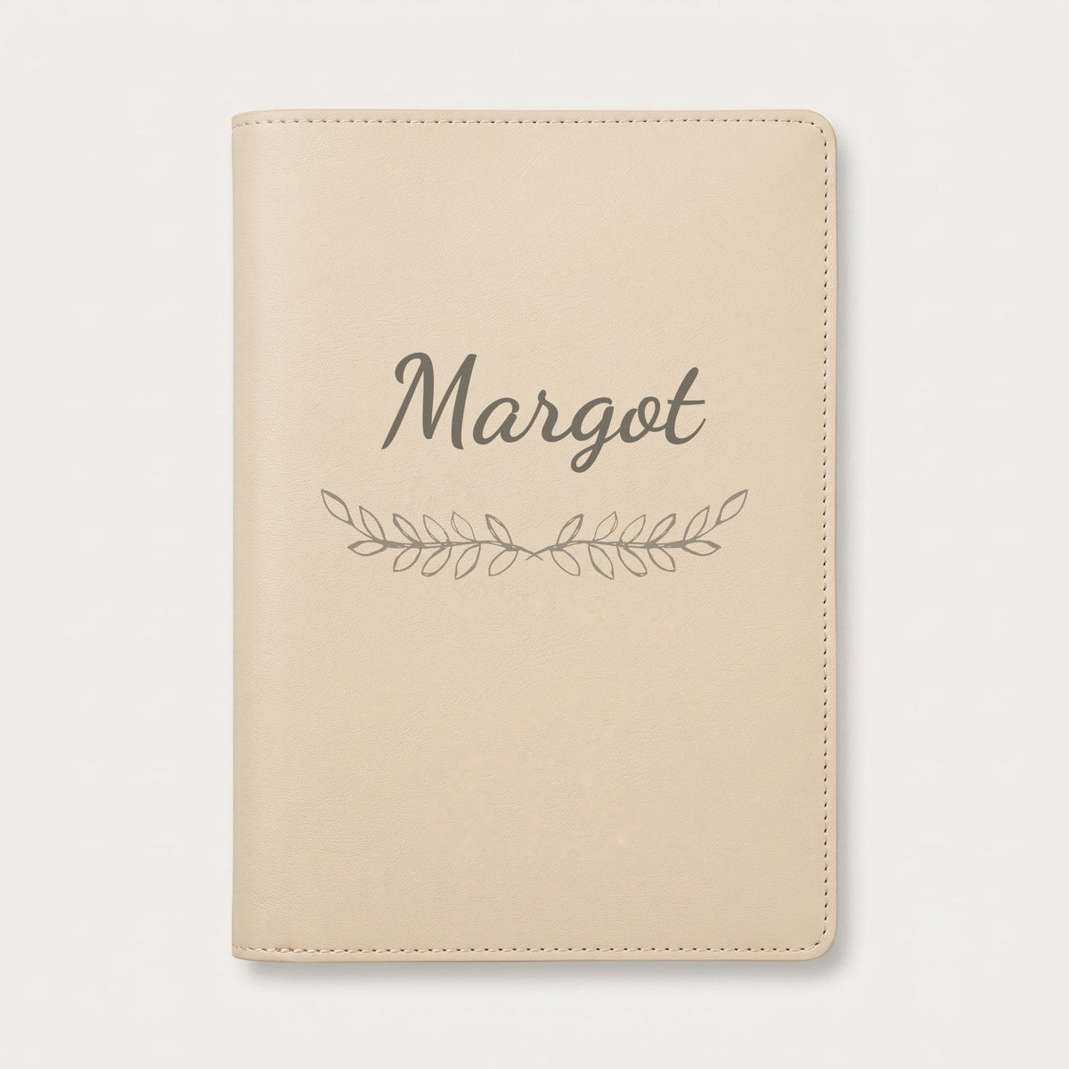 Protège carnet de santé personnalisé Margot — Crème vanille — prénom « Margot » gravé, ornement Feuillage