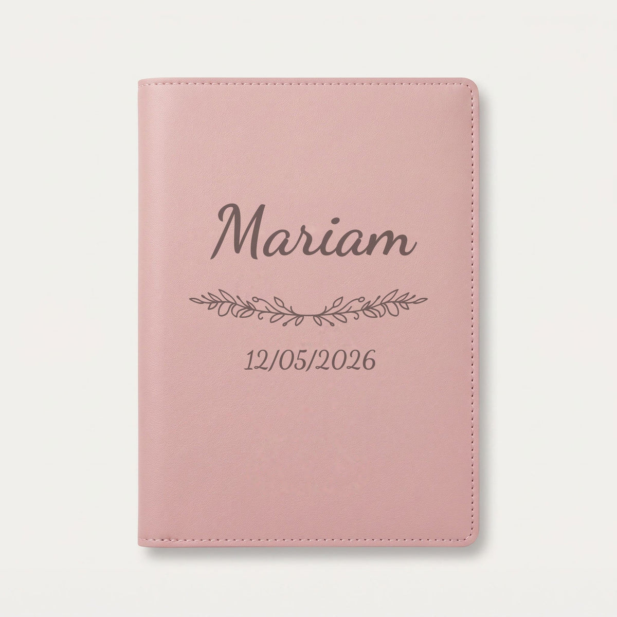 Protège carnet de santé personnalisé Mariam — Rose dragée — prénom « Mariam », ornement Guirlande et date de naissance « 12/05/2026 » gravés