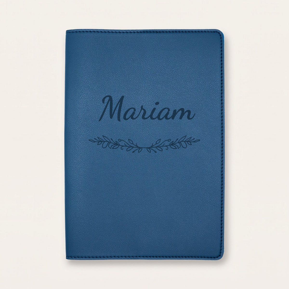 Protège carnet de santé personnalisé Mariam — Bleu nuit — prénom « Mariam » gravé, ornement Guirlande