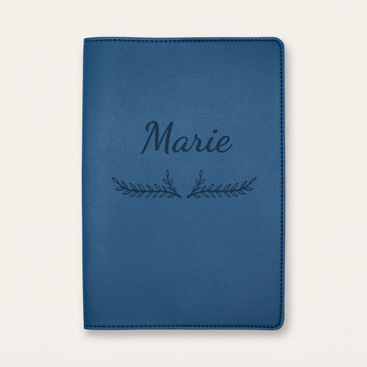 Protège carnet de santé personnalisé Marie — Bleu nuit — prénom « Marie » gravé, ornement Bouquet