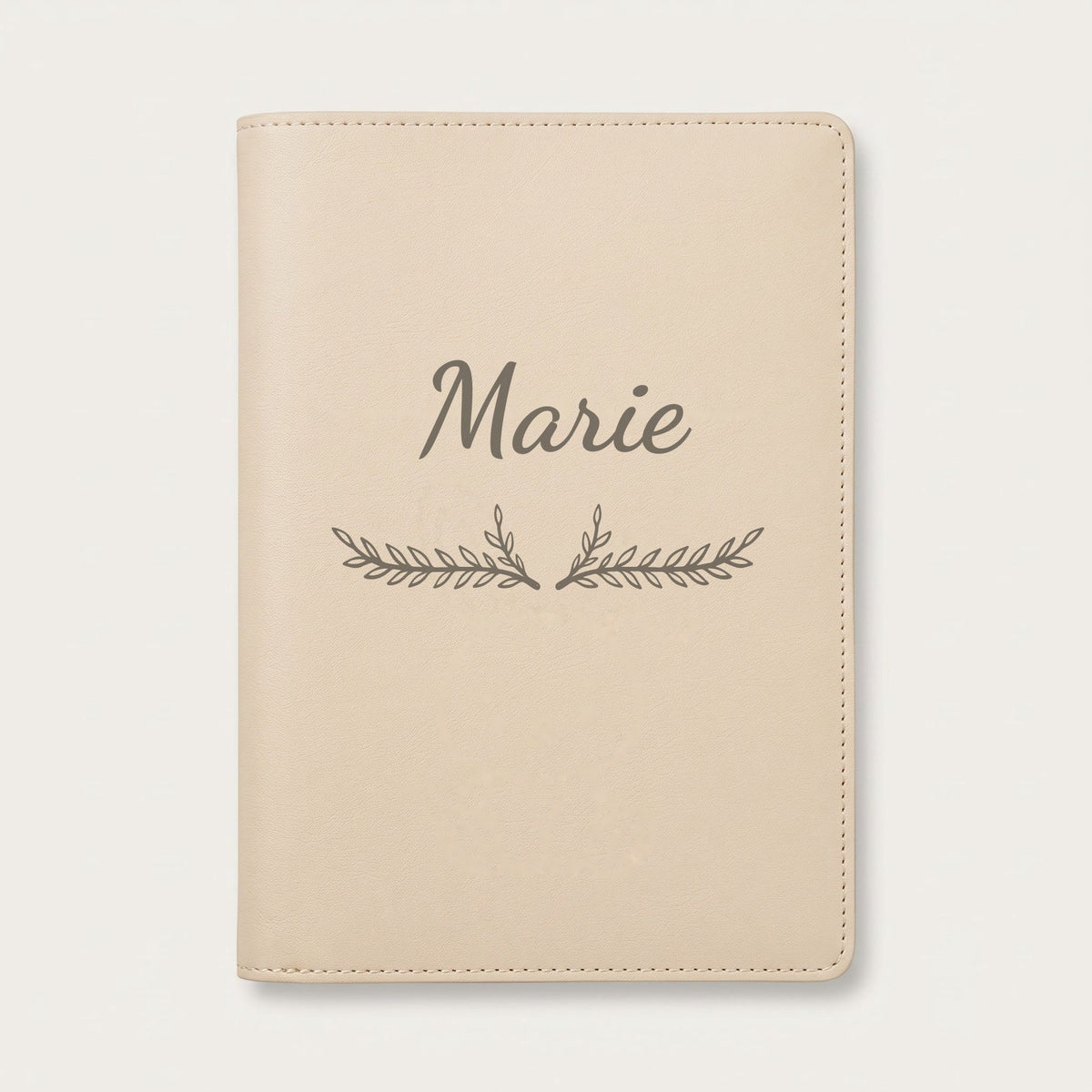 Protège carnet de santé personnalisé Marie — Crème vanille — prénom « Marie » gravé, ornement Bouquet