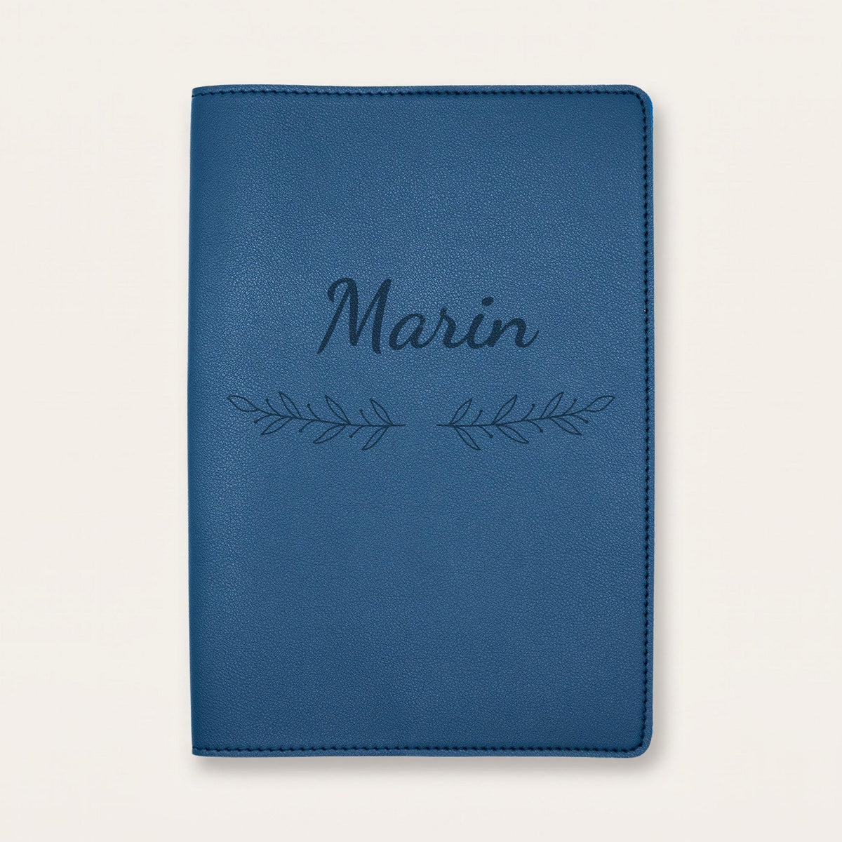 Protège carnet de santé personnalisé Marin — Bleu nuit — prénom « Marin » gravé, ornement Rameaux