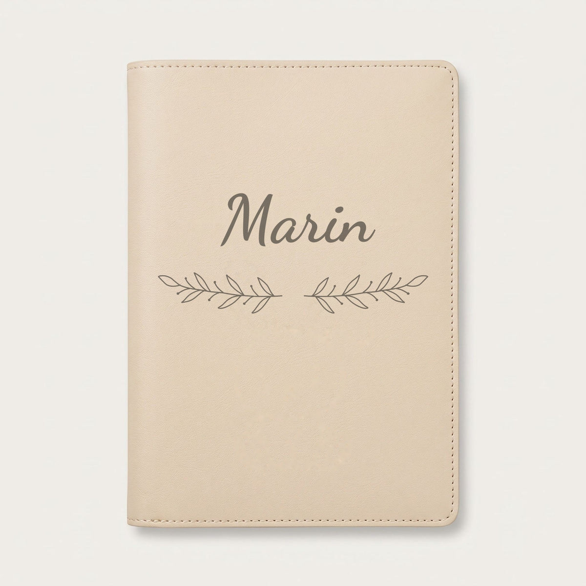 Protège carnet de santé personnalisé Marin — Crème vanille — prénom « Marin » gravé, ornement Rameaux
