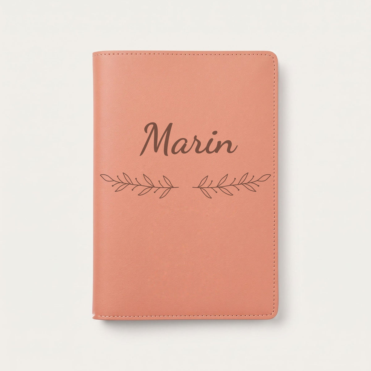 Protège carnet de santé personnalisé Marin — Terracotta — prénom « Marin » gravé, ornement Rameaux