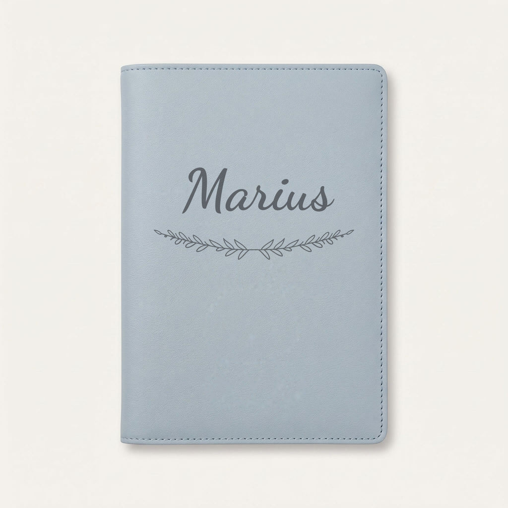 Protège carnet de santé personnalisé Marius — Bleu nuage — prénom « Marius » gravé, ornement Brindilles