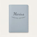 Protège carnet de santé personnalisé Marius — Bleu nuage — prénom « Marius » gravé, ornement Brindilles