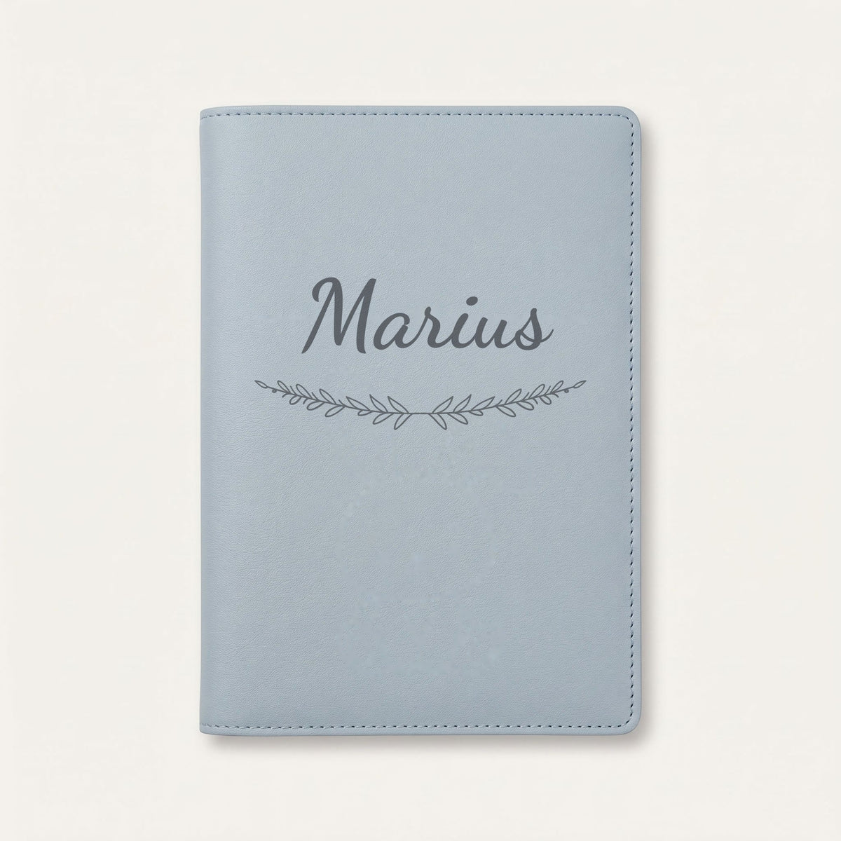 Protège carnet de santé personnalisé Marius — Bleu nuage — prénom « Marius » gravé, ornement Brindilles